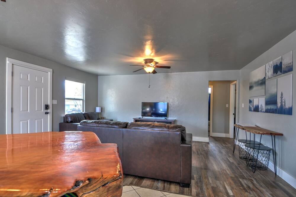 Photo of Livingroom in Fruitvale