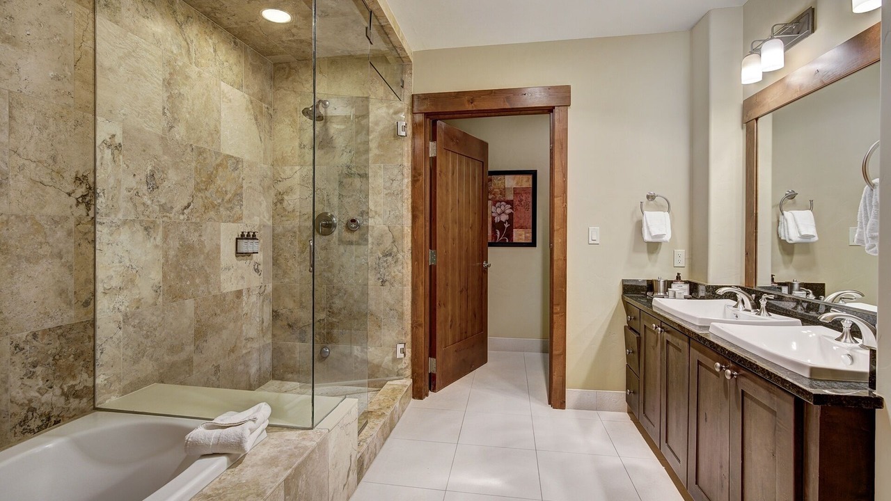 Photo of Bathroom in Peak 8
