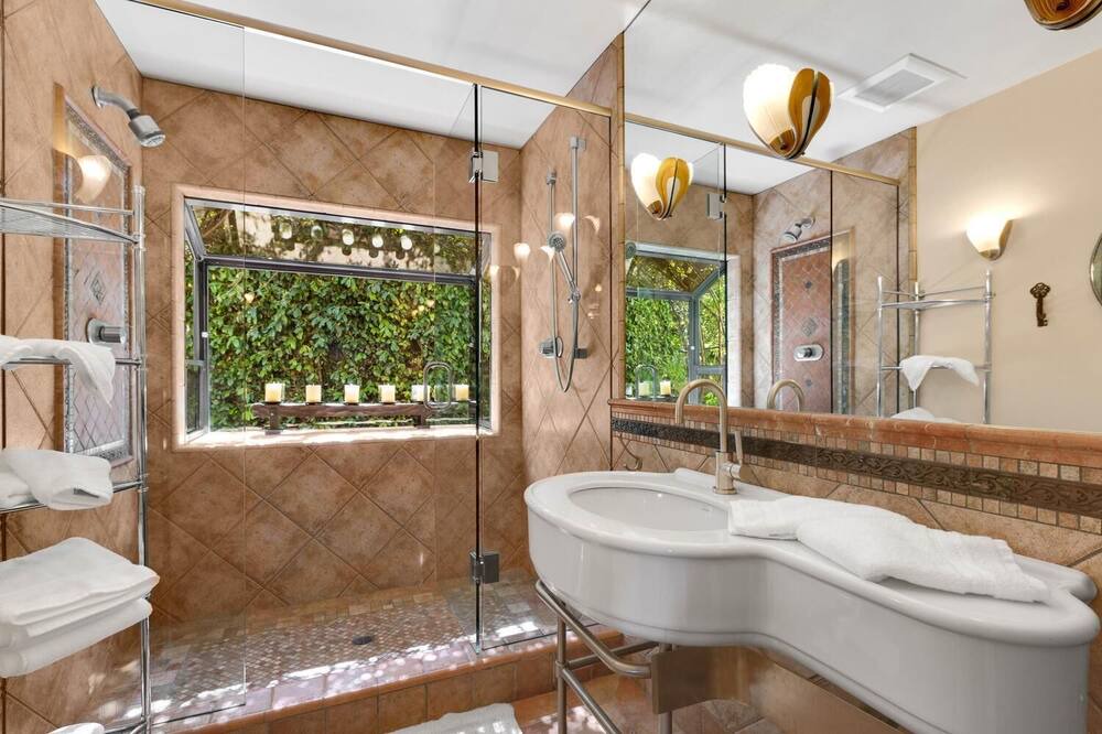 Photo of Bathroom in Alta Mesa