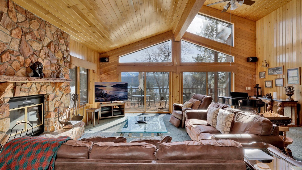 Photo of Livingroom in Fawnskin