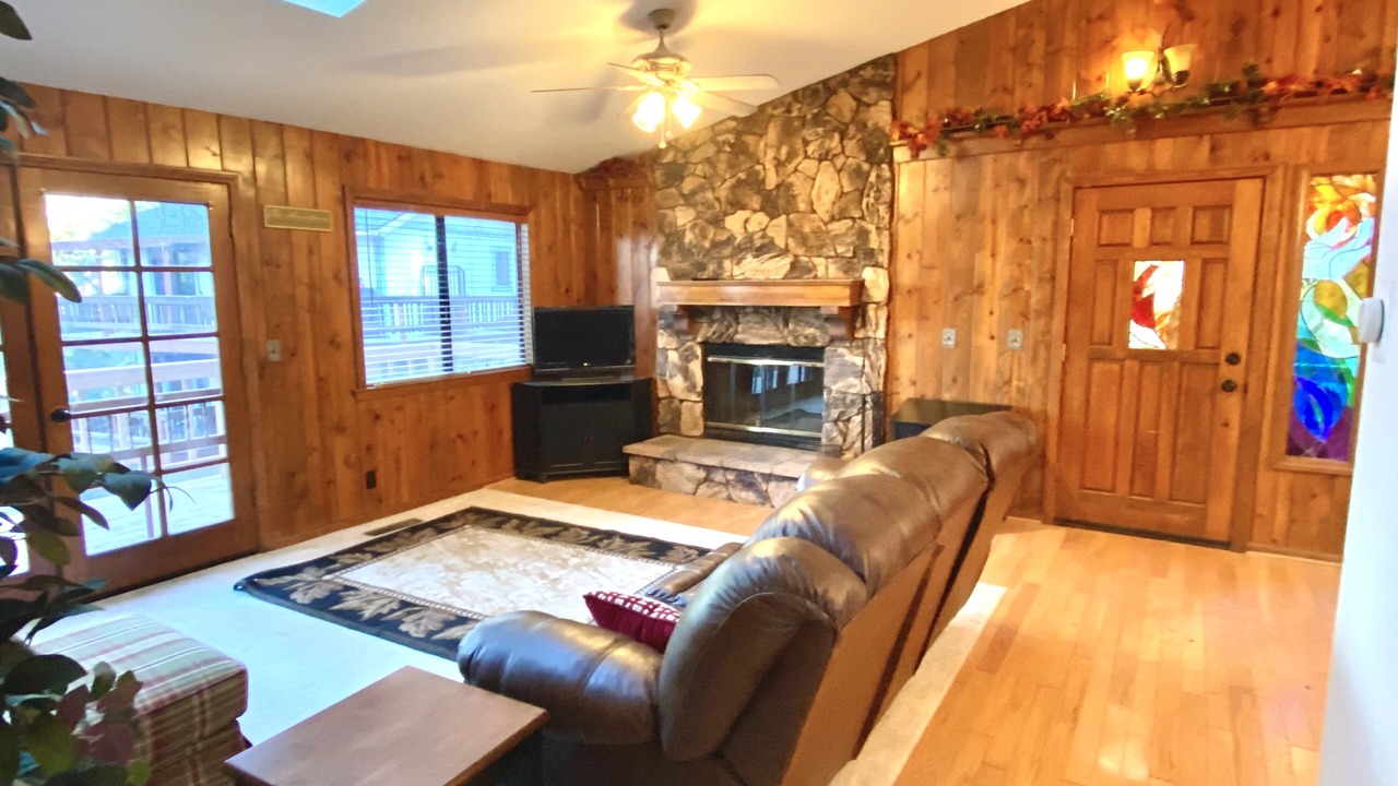Photo of Livingroom in Crestline