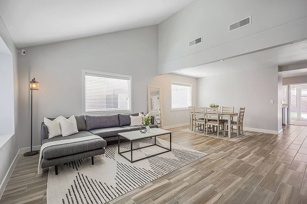 Photo of Livingroom in Spring Valley