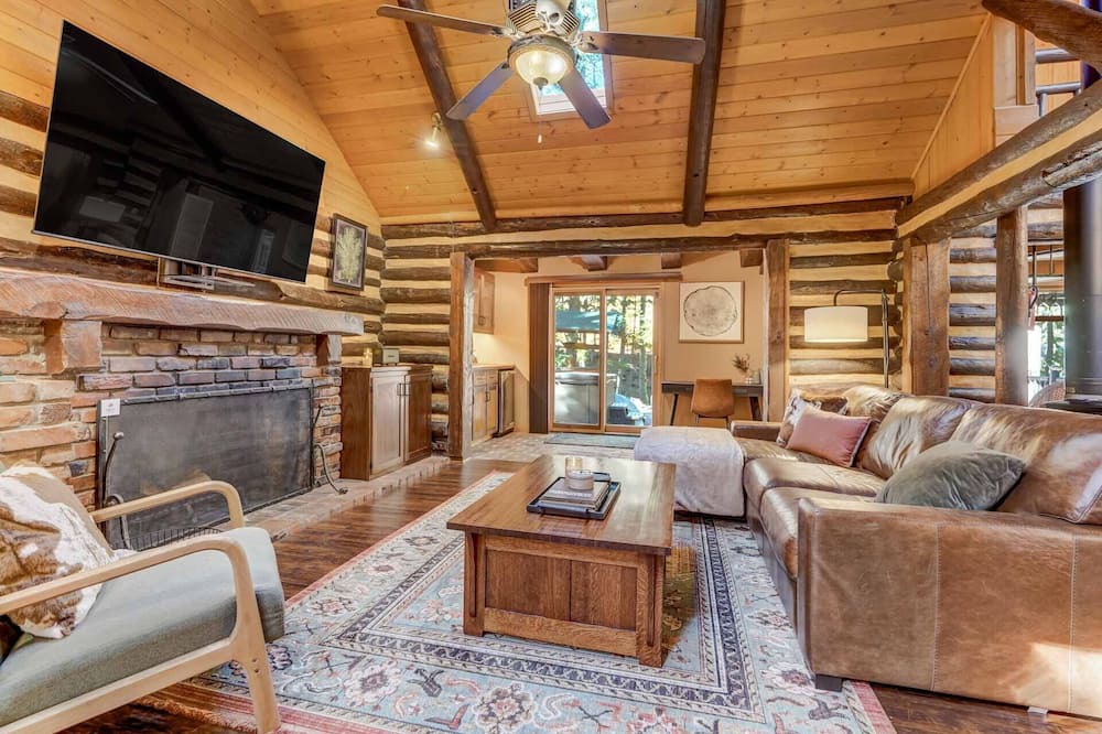 Photo of Livingroom in Cheyenne Canyon