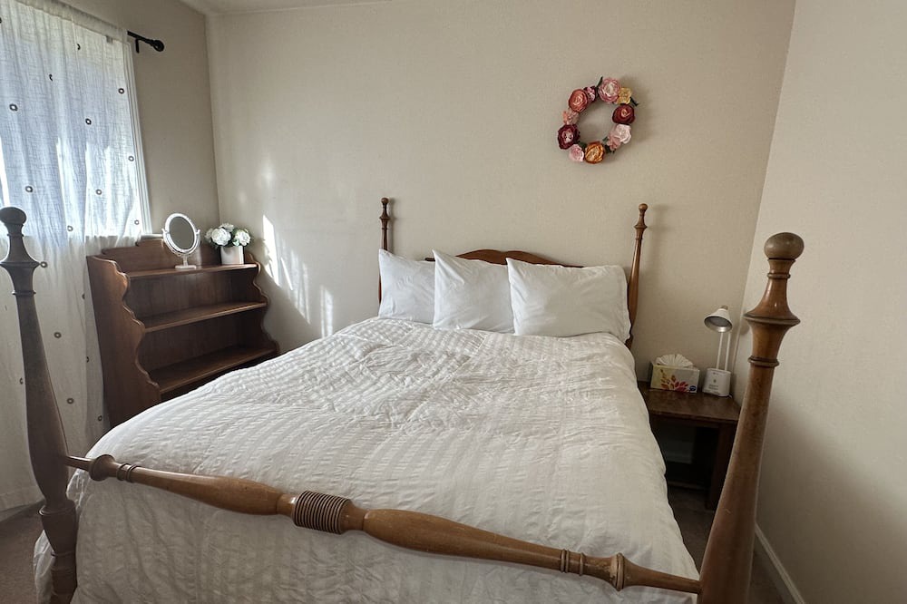 Photo of Bedroom in Del Rey Oaks