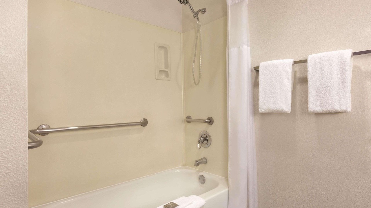 Photo of Bathroom in Raisin