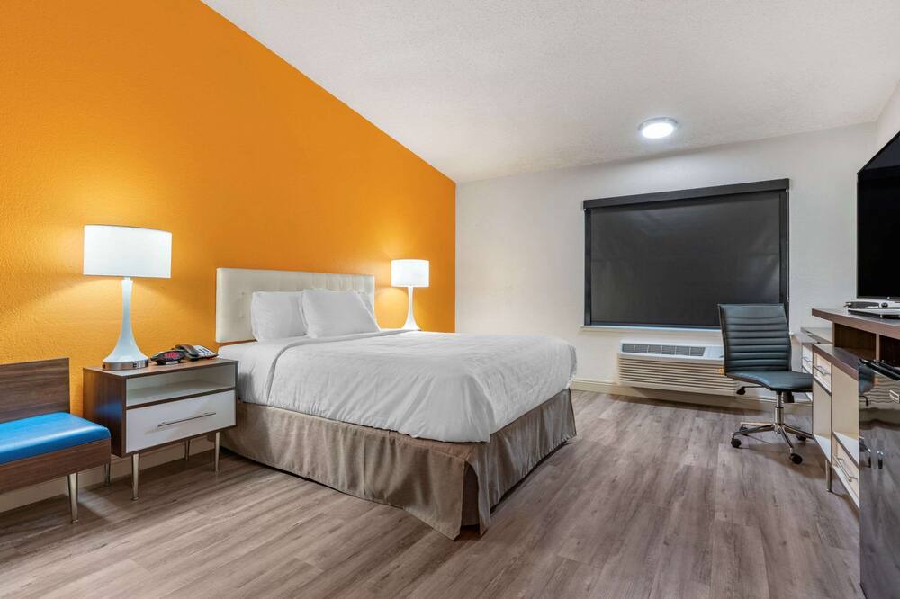 Photo of Bedroom in Raisin