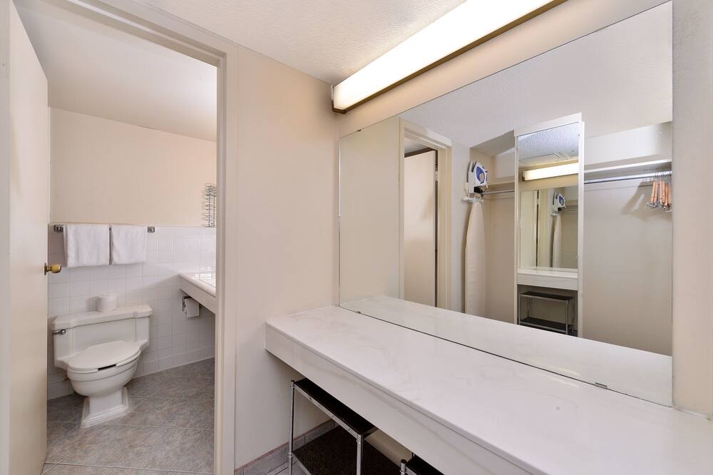 Photo of Bathroom in Raisin