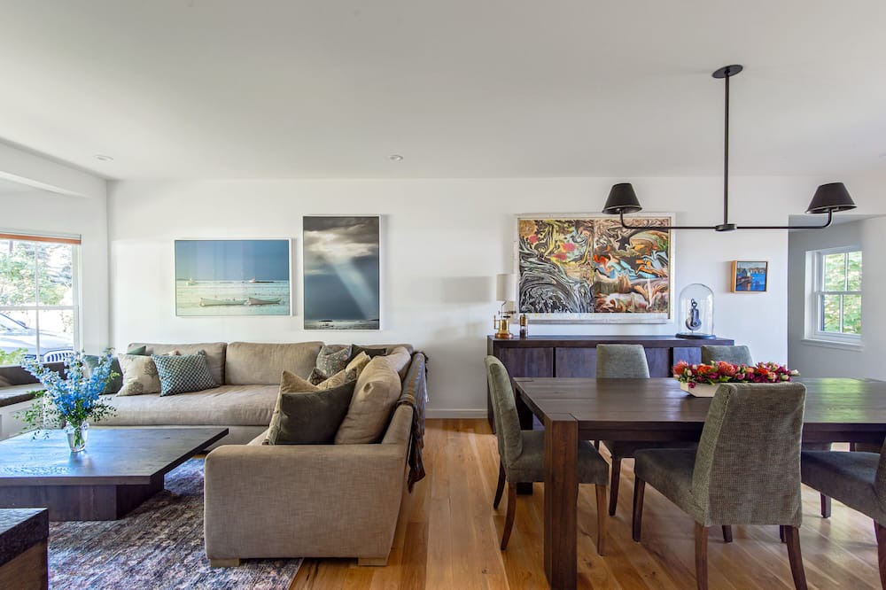 Photo of Livingroom in Interurban Park