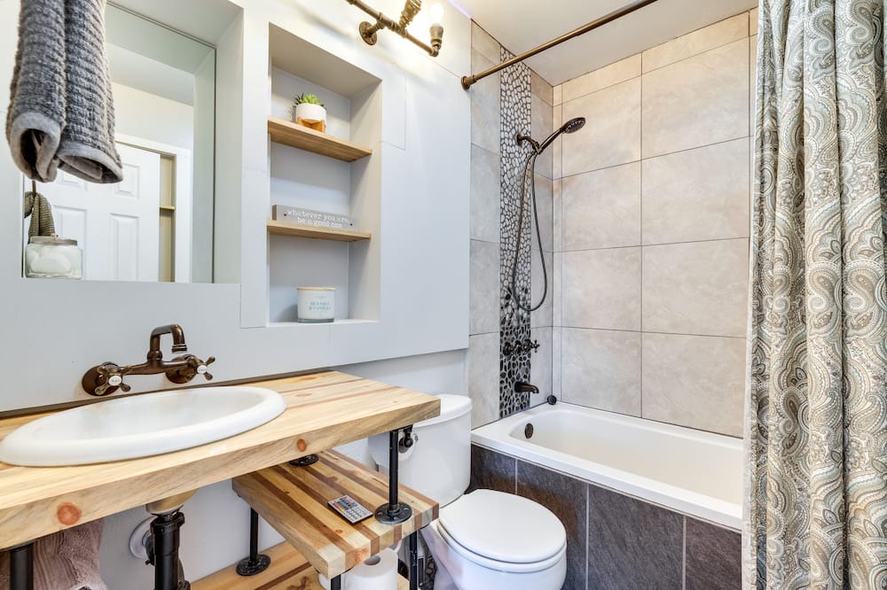 Photo of Bathroom in Troutman Park