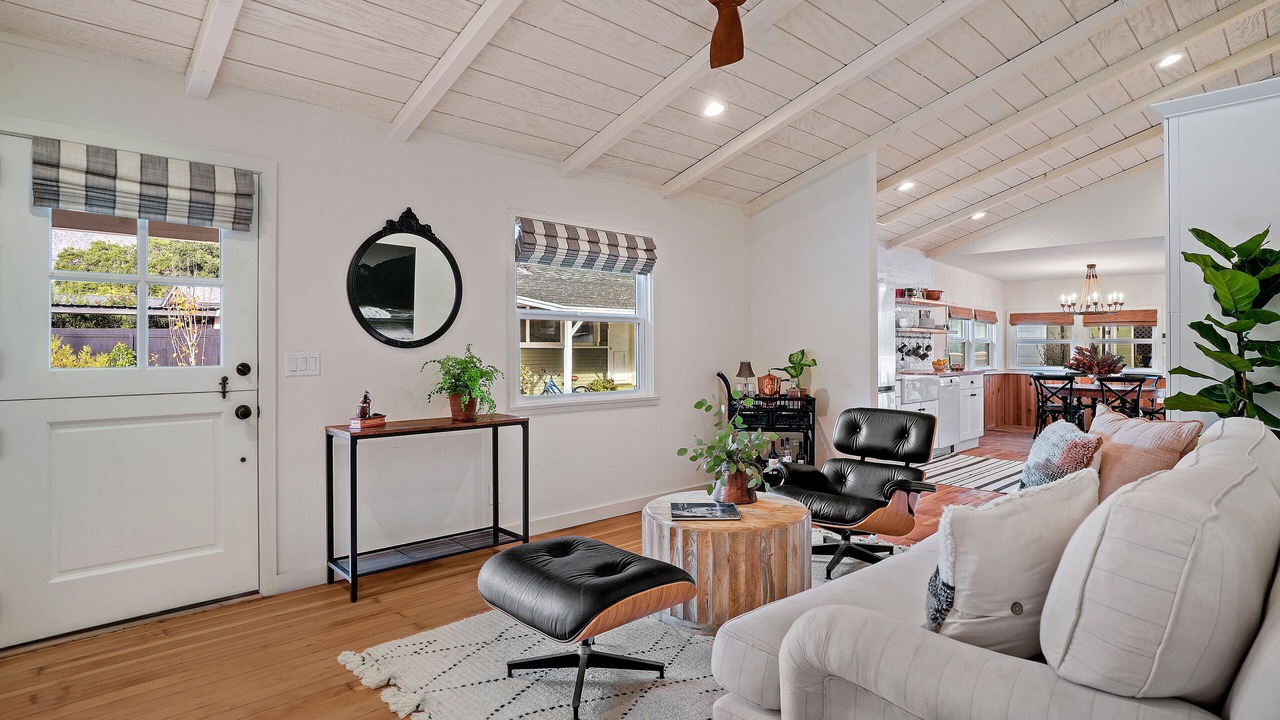 Photo of Livingroom in Meiners Oaks
