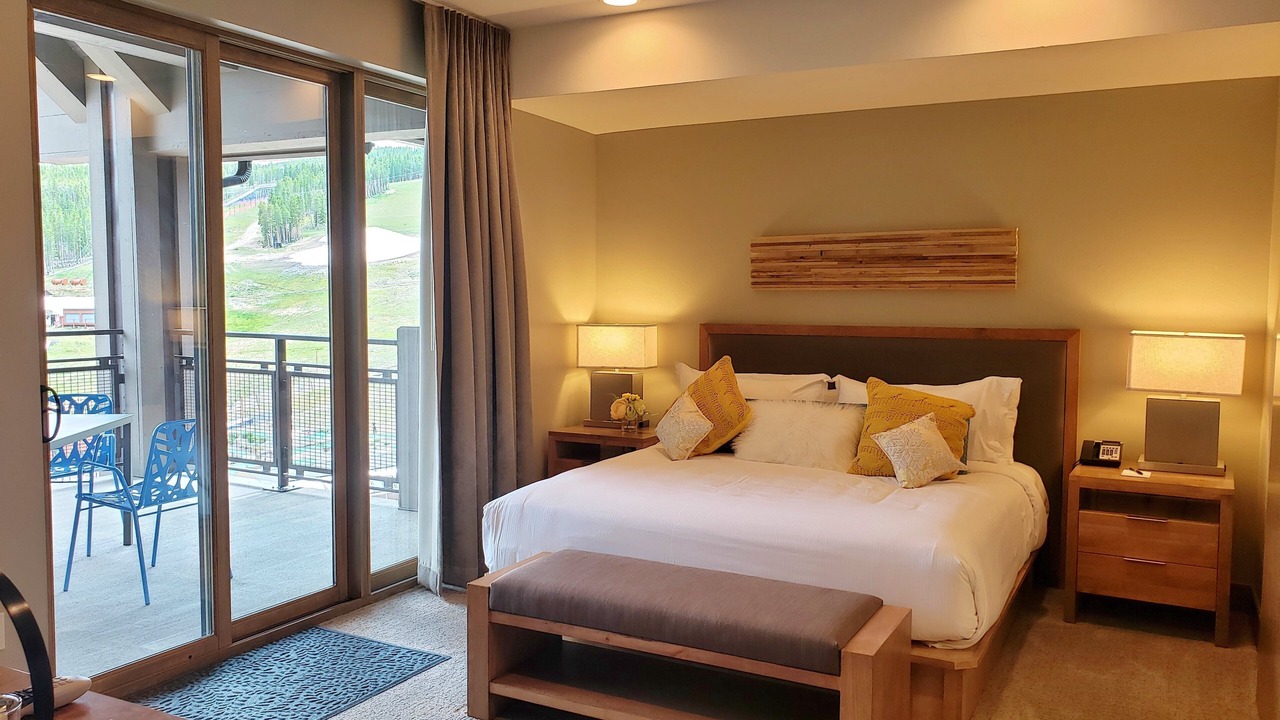 Photo of Bedroom in Peak 8