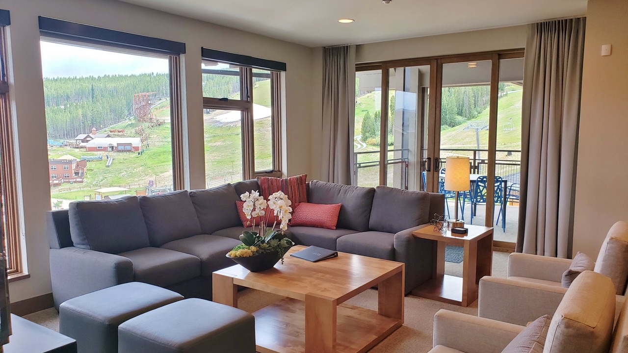 Photo of Livingroom in Peak 8