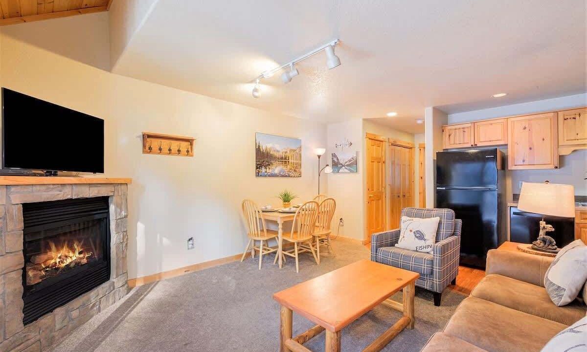 Photo of Livingroom in Fall River Estates