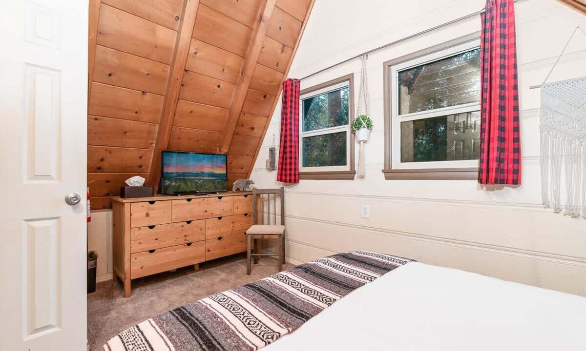 Photo of Bedroom in Crestline