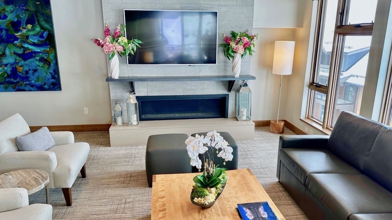 Photo of Livingroom in Peak 8