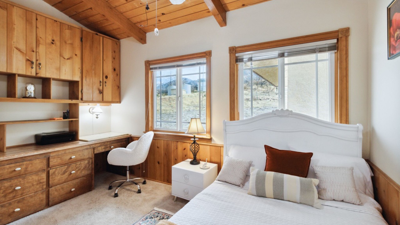 Photo of Bedroom in Pearblossom