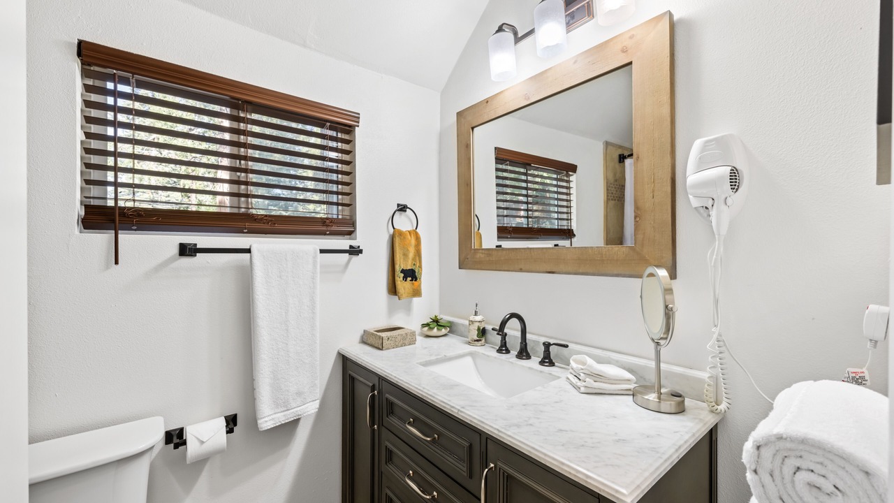 Photo of Bathroom in Twin Peaks