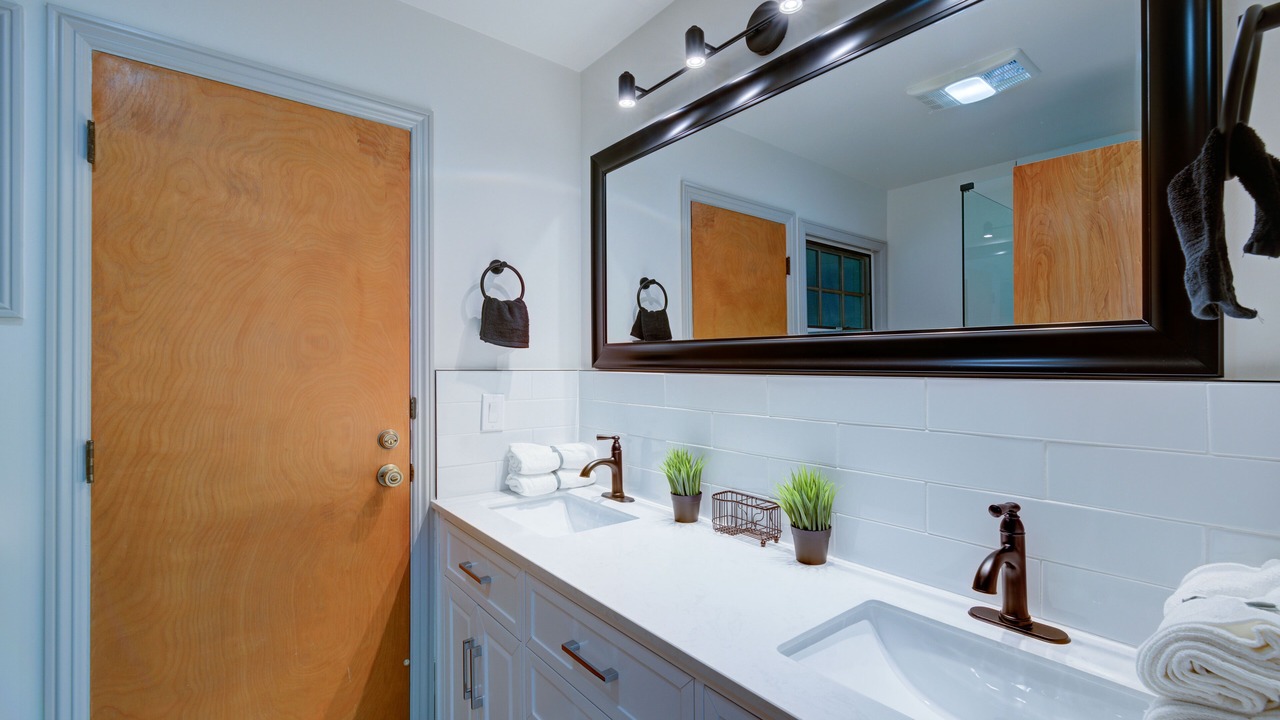 Photo of Bathroom in Raisin