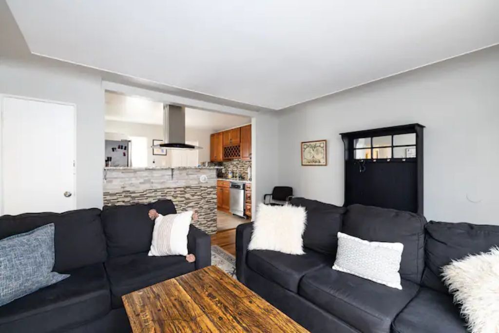 Photo of Livingroom in Delmar Parkway