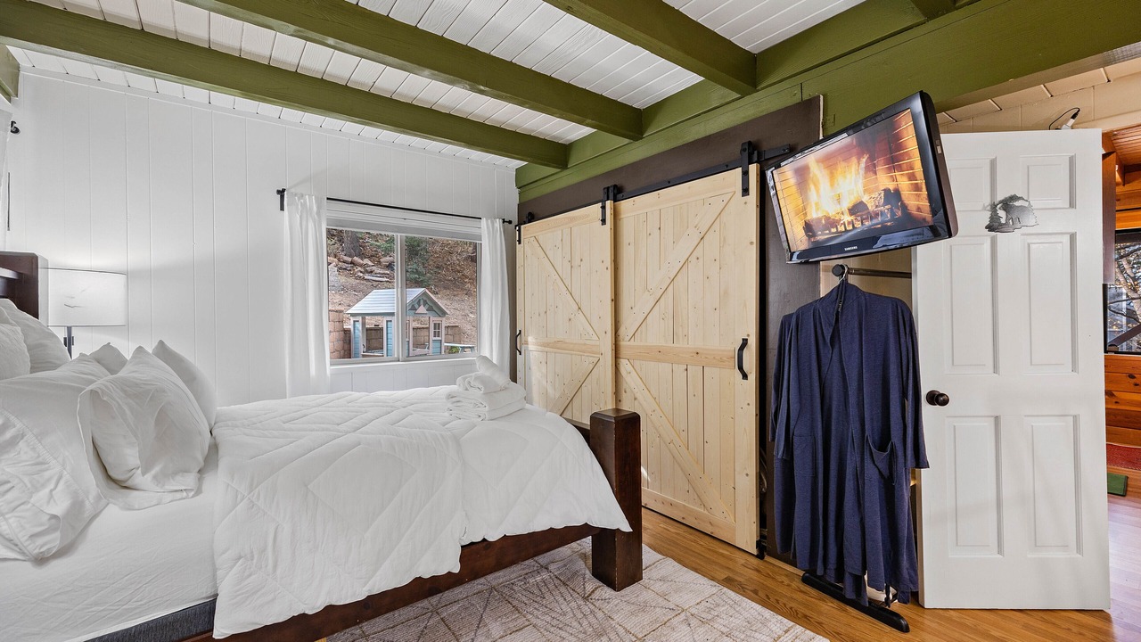 Photo of Bedroom in Running Springs