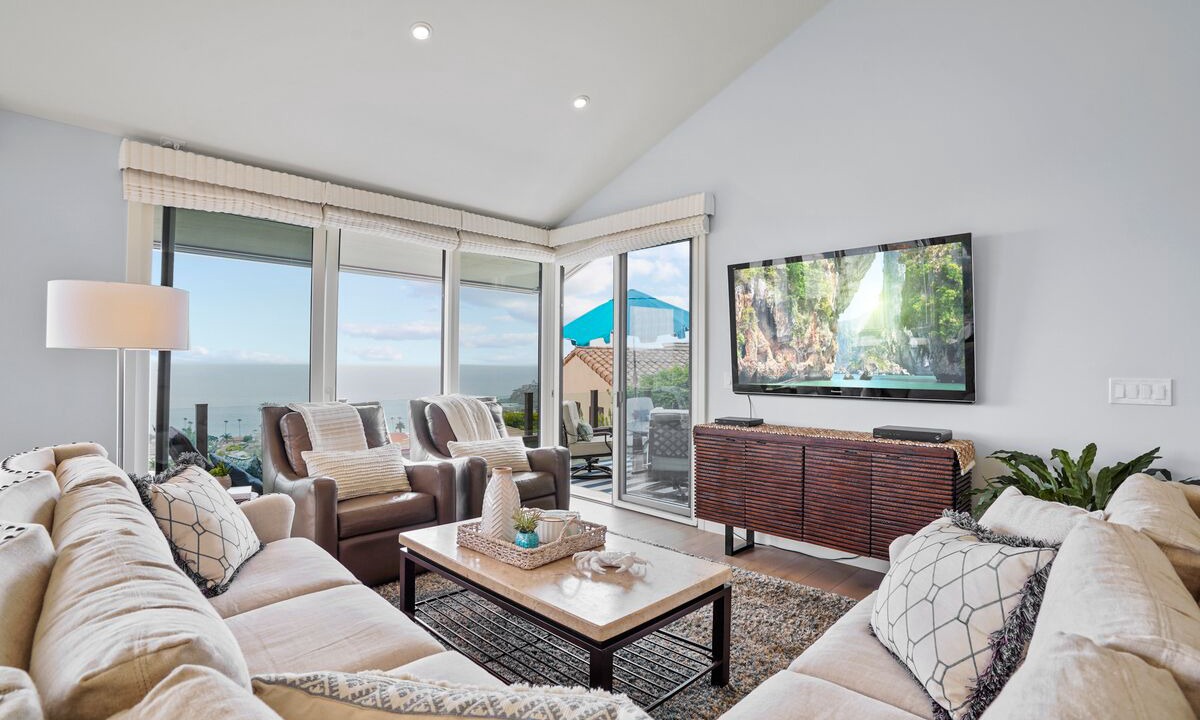Photo of Livingroom in Emerald Bay