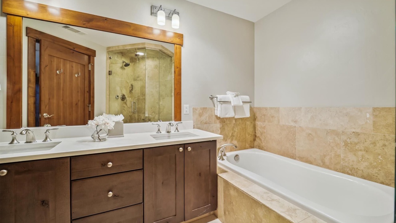 Photo of Bathroom in Peak 8