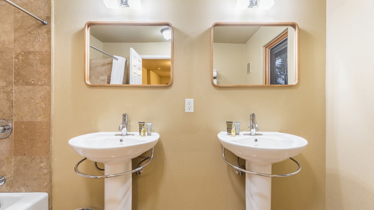 Photo of Bathroom in Peak 8