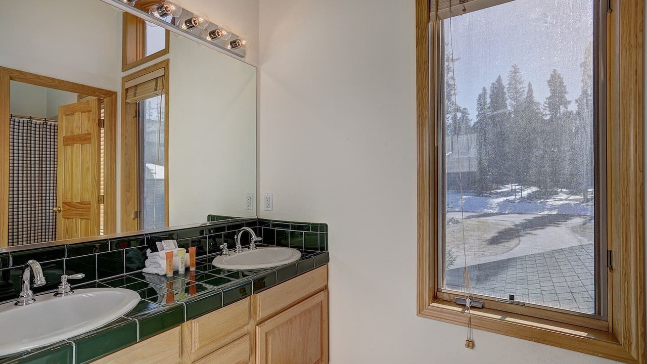 Photo of Bathroom in Peak 8