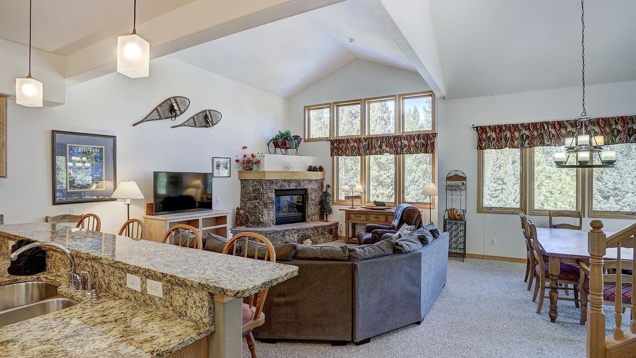 Photo of Livingroom in Peak 8