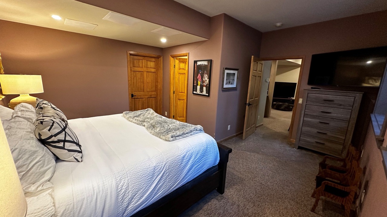 Photo of Bedroom in Peak 8