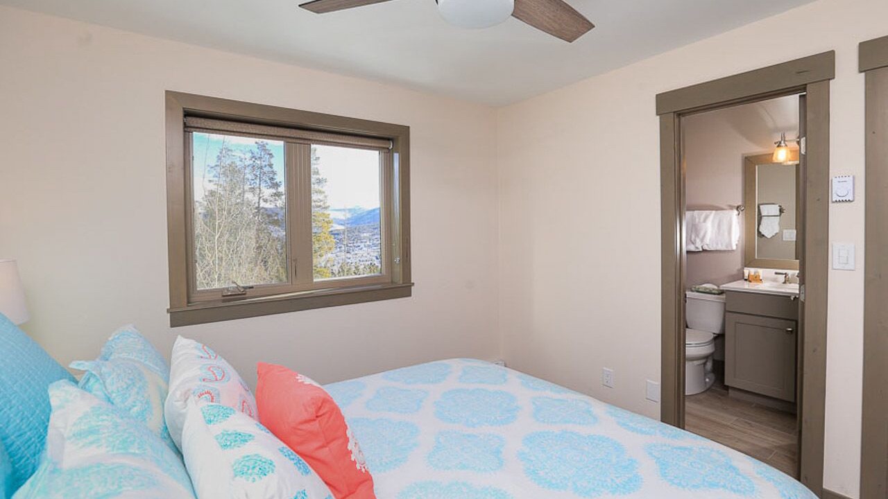 Photo of Bedroom in Peak 8