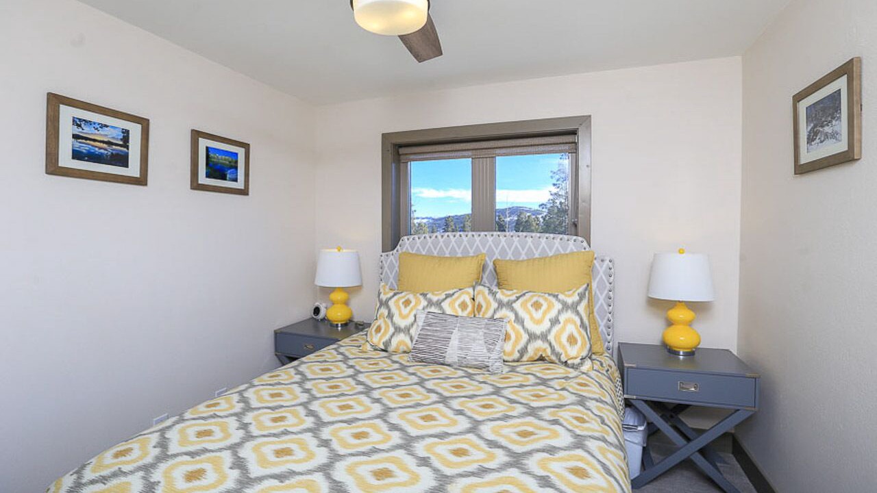 Photo of Bedroom in Peak 8