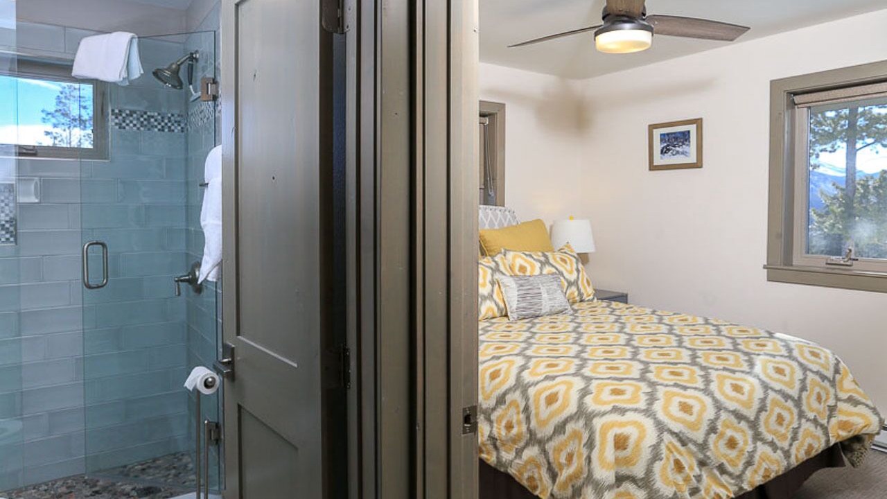 Photo of Bathroom in Peak 8