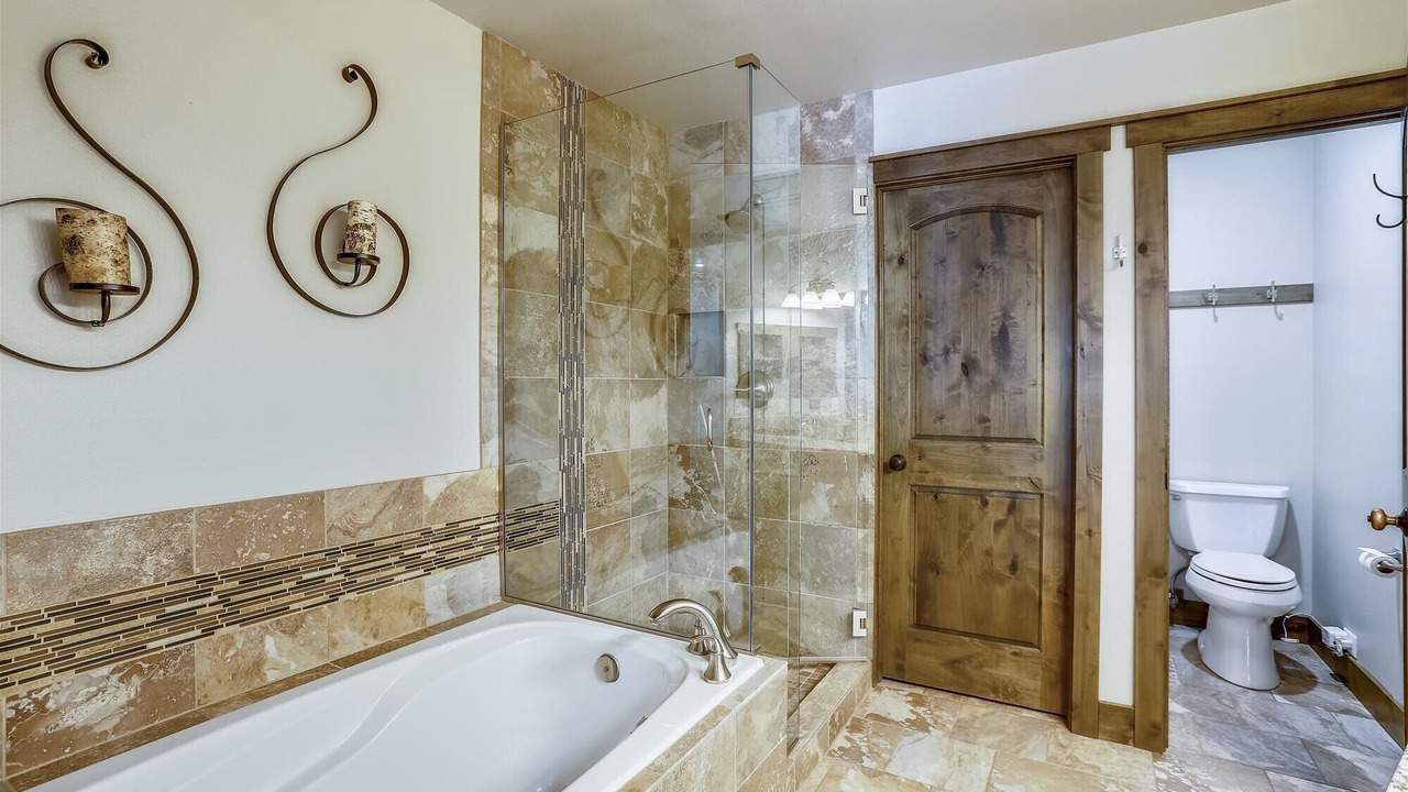 Photo of Bathroom in Peak 8