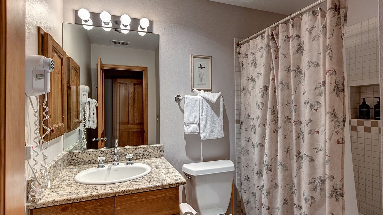 Photo of Bathroom in Peak 9