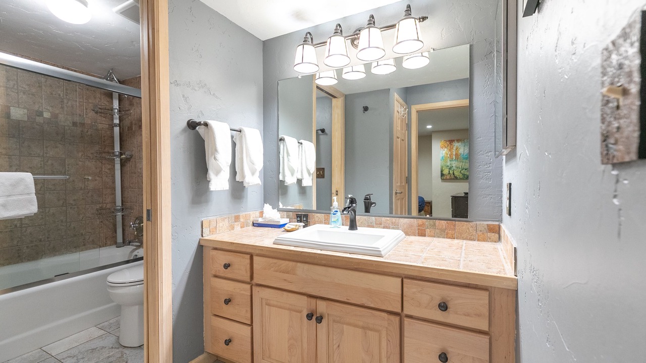 Photo of Bathroom in Four O'Clock