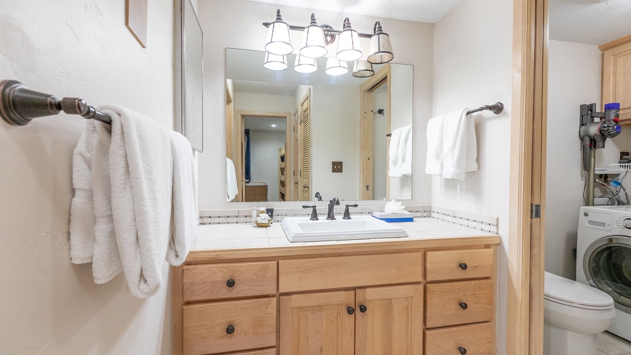Photo of Bathroom in Four O'Clock
