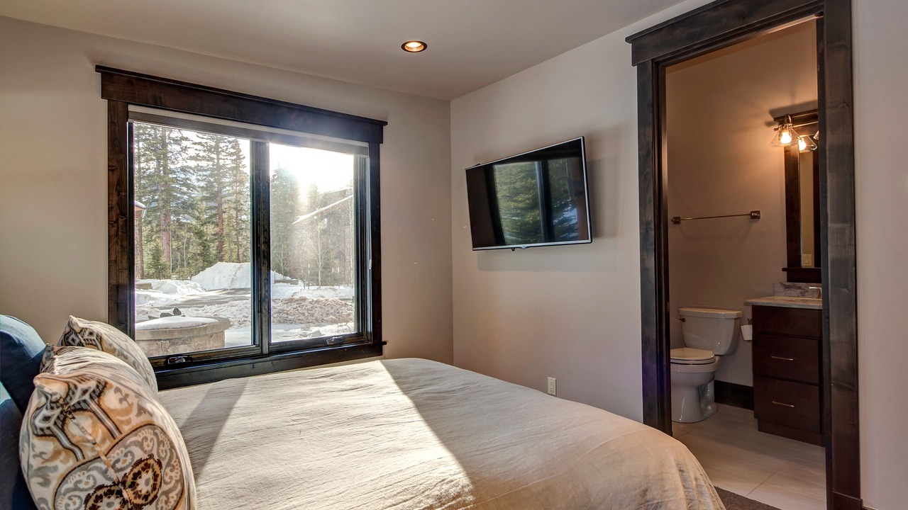 Photo of Bedroom in Peak 8