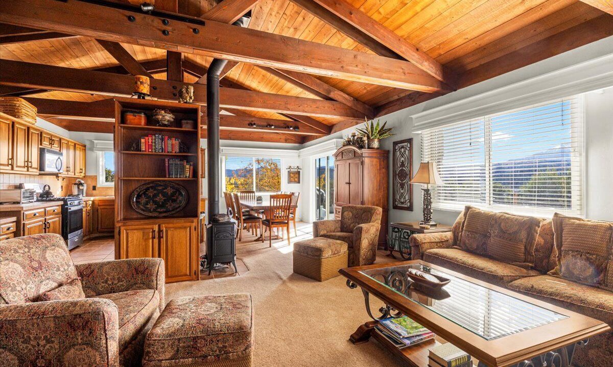 Photo of Livingroom in Pleasant Valley