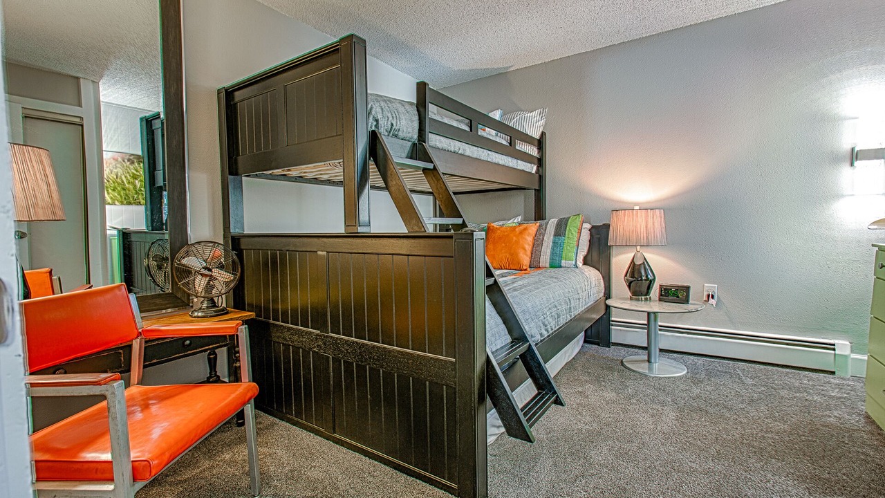 Photo of Bedroom in Peak 8