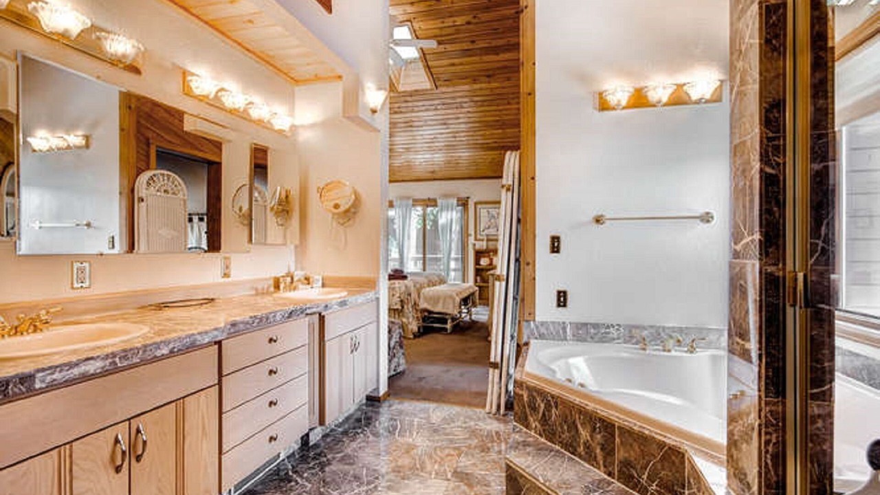 Photo of Bathroom in Warrior's Mark West