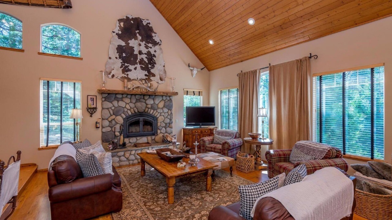 Photo of Livingroom in Shaver Lake