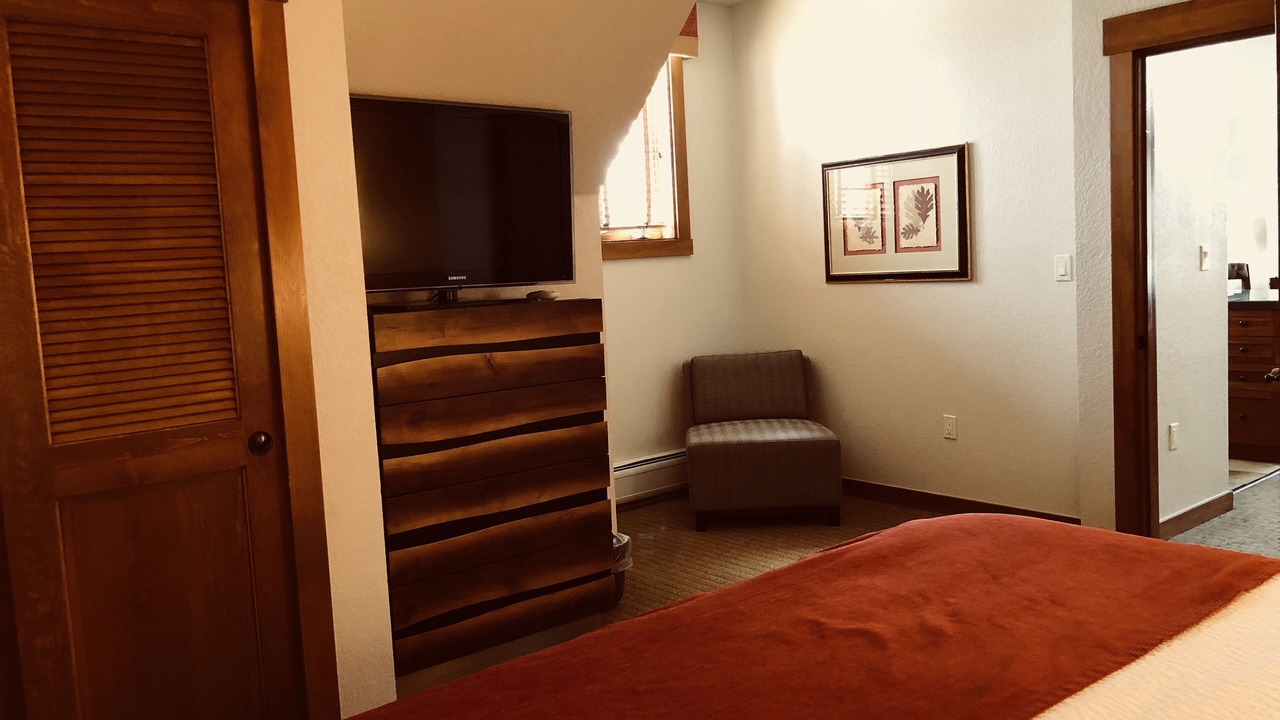 Photo of Bedroom in Peak 9