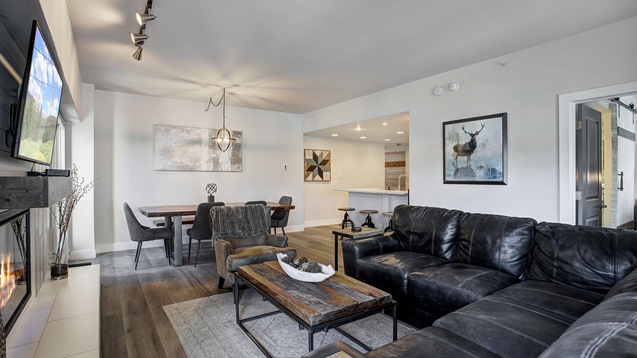 Photo of Livingroom in Peak 9