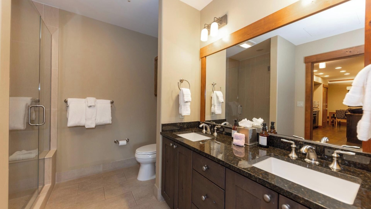 Photo of Bathroom in Peak 8