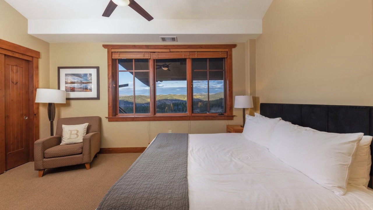 Photo of Bedroom in Peak 8