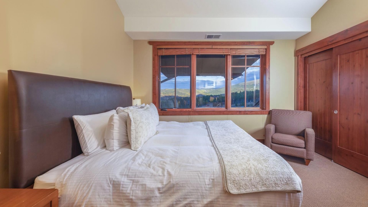 Photo of Bedroom in Peak 8