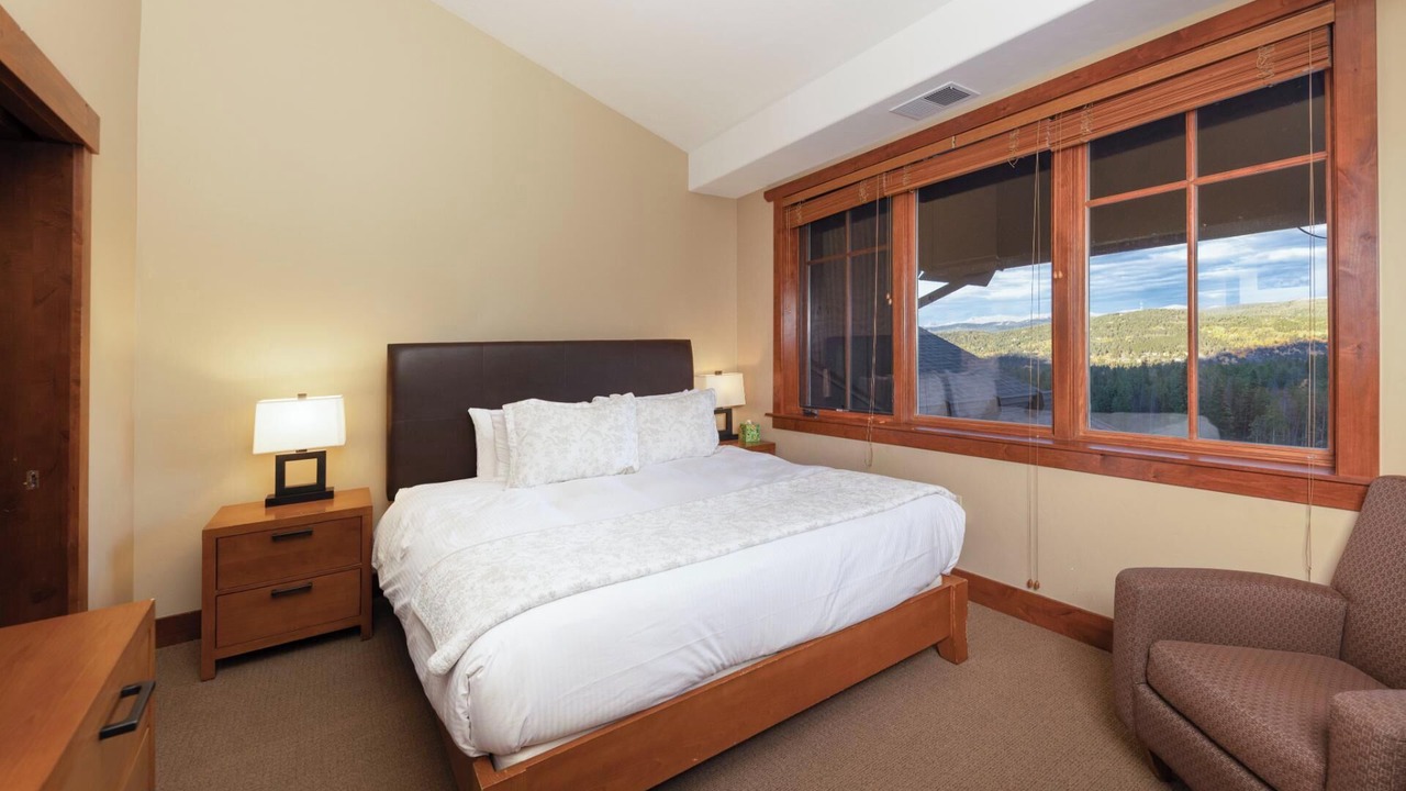 Photo of Bedroom in Peak 8