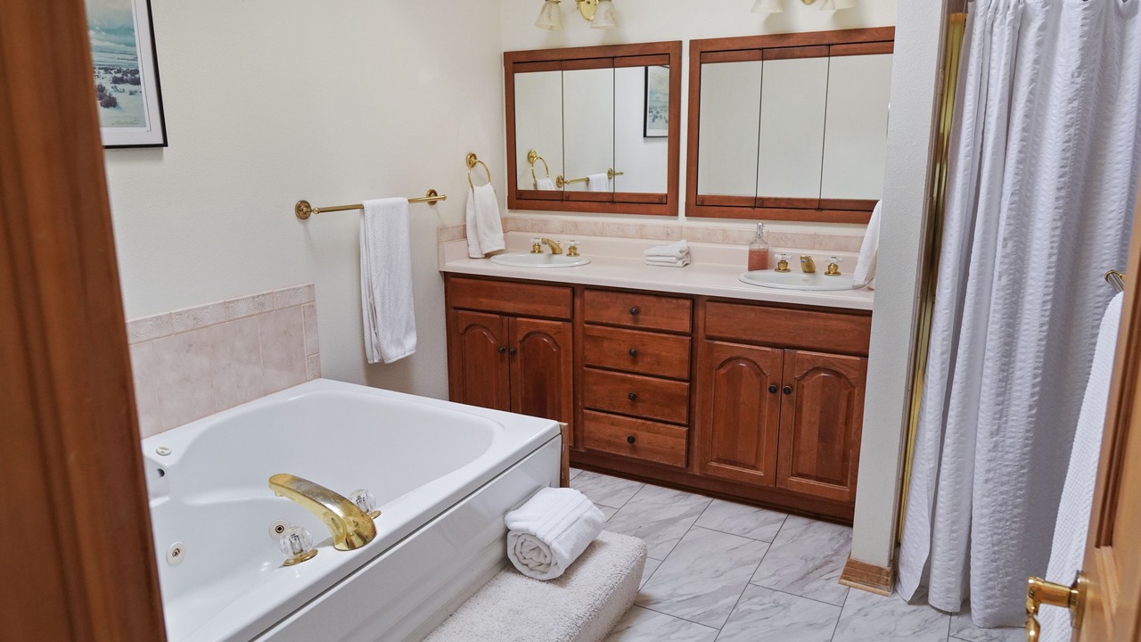 Photo of Bathroom in Richmond Hill Corridor