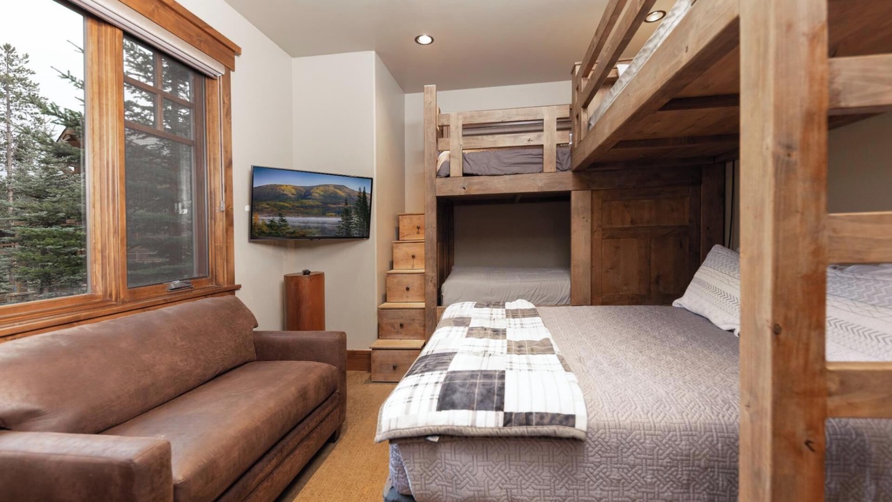 Photo of Bedroom in Peak 8